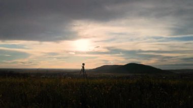 Günbatımında Karpat kırsalında sonbahar manzarası çekmek