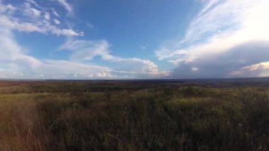 Günbatımında Karpatlar 'da sonbahar kırsalının zaman aşımı