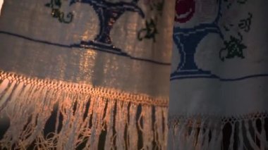 Günbatımına karşı Ukrayna işlemeli havluyla manzara