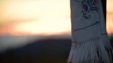 Günbatımına karşı Ukrayna işlemeli havluyla manzara