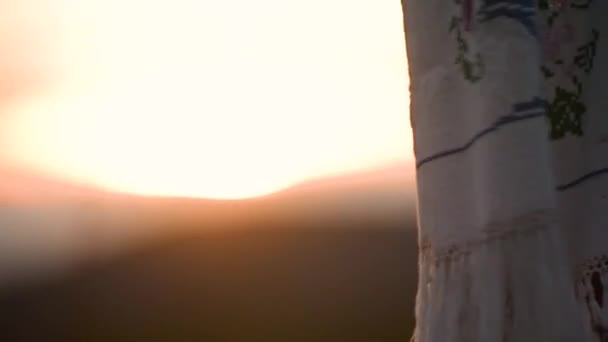 Landschap Met Oekraïense Geborduurde Handdoek Tegen Zonsondergang — Stockvideo