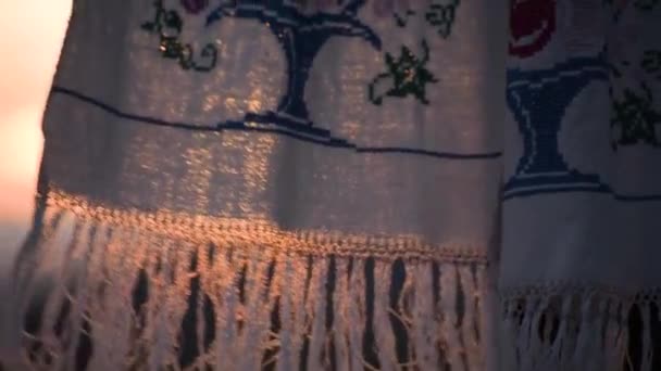 Paesaggio Con Asciugamano Ucraino Ricamato Contro Tramonto — Video Stock