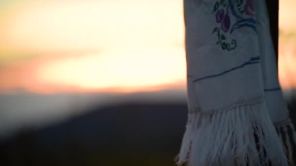 Paesaggio Con Asciugamano Ucraino Ricamato Contro Tramonto — Video Stock