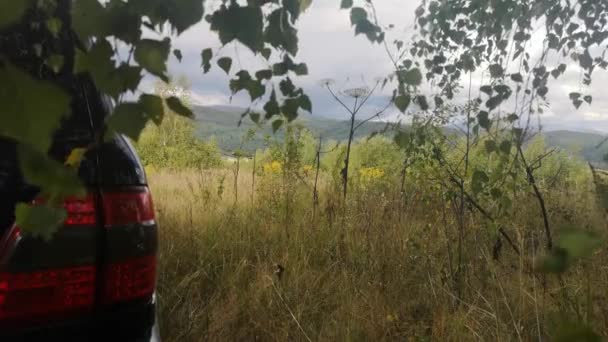 带有越野车的喀尔巴阡山脉的秋季风景 — 图库视频影像