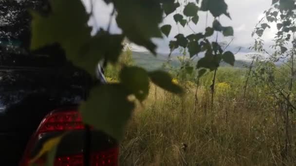 Herfst Landschap Karpaten Met Een Suv — Stockvideo