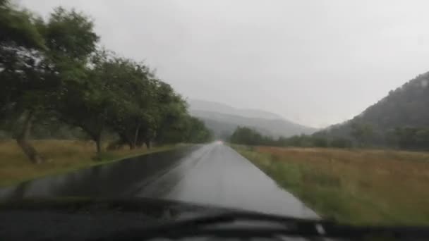 Todoterreno Viaja Por Carretera Día Lluvioso Los Cárpatos — Vídeo de stock