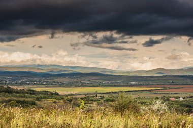 Günbatımında Karpatlar 'da sonbahar kırsalında
