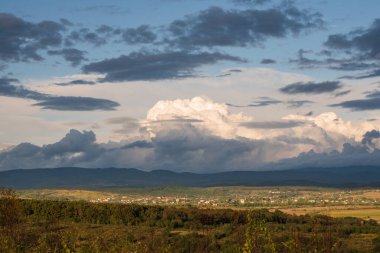 Günbatımında Karpatlar 'da sonbahar kırsalında