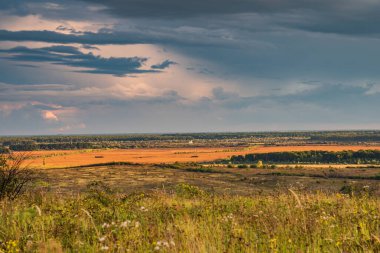 Günbatımında Karpatlar 'da sonbahar kırsalında