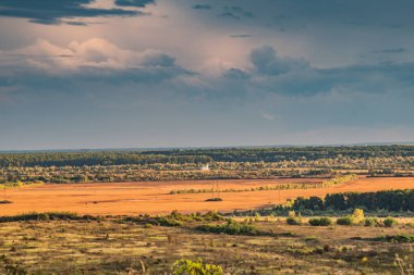 Günbatımında Karpatlar 'da sonbahar kırsalında