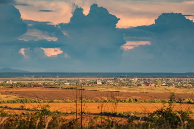 Günbatımında Karpatlar 'da sonbahar kırsalında