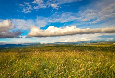 Günbatımında Karpatlar 'da sonbahar kırsalında