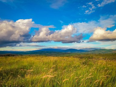 Günbatımında Karpatlar 'da sonbahar kırsalında