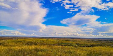 Günbatımında Karpatlar 'da sonbahar kırsalında