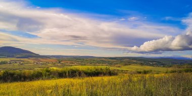 Günbatımında Karpatlar 'da sonbahar kırsalında