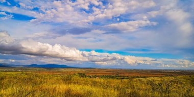 Günbatımında Karpatlar 'da sonbahar kırsalında