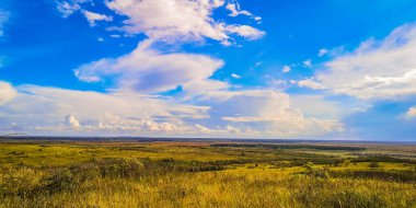 Günbatımında Karpatlar 'da sonbahar kırsalında