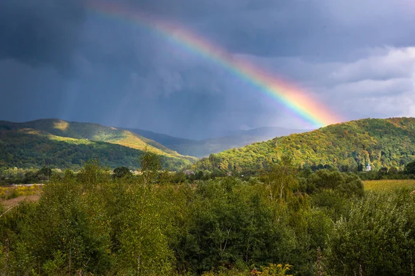 Karpatlar 'da sonbahar manzarası gökkuşağıyla