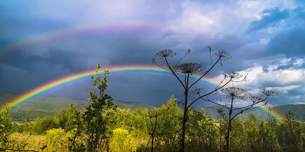 带彩虹的喀尔巴阡山脉的秋天风景 — 图库照片