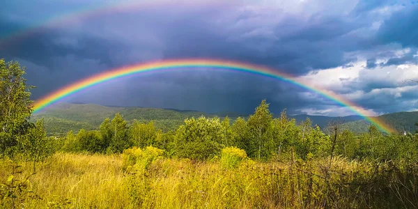 带彩虹的喀尔巴阡山脉的秋天风景 — 图库照片