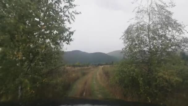在喀尔巴阡山脉 一个越野车在雨天行驶 — 图库视频影像