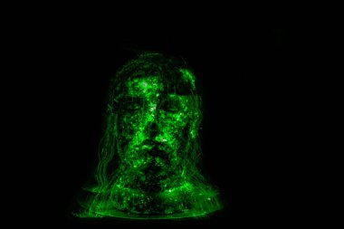 Işıkla özetlenmiş bir adamın mistik yüzü.