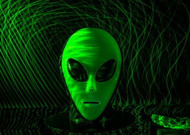 Işıkla özetlenmiş bir uzaylının mistik yüzü.