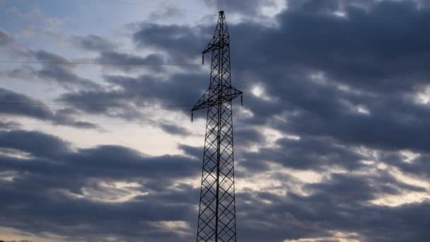 Upływ Czasu Jesiennego Krajobrazu Deszczowy Dzień Ogromnym Słupem Elektrycznym — Wideo stockowe