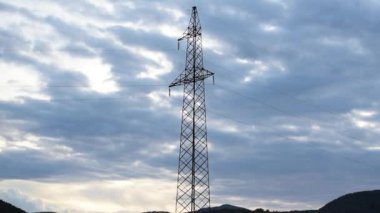 Yağmurlu bir günde, büyük bir elektrik direğinin olduğu bir sonbahar manzarasının zaman aşımı