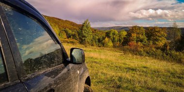Bir off-road yolcusu Karpatlar 'da seyahat ediyor.