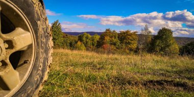 Bir off-road yolcusu Karpatlar 'da seyahat ediyor.