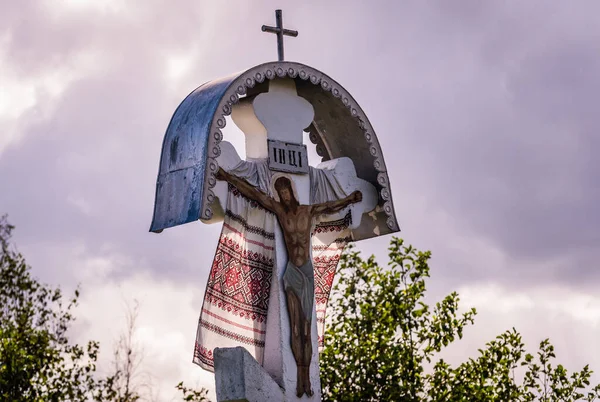 Пейзаж Культовым Крестом Сельской Местности Перед Грозой — стоковое фото