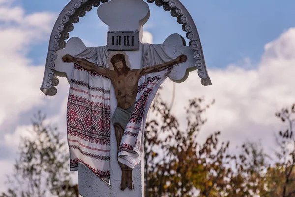 뇌우가 내리기 지대에서 숭배의 십자가가 — 스톡 사진