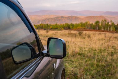 Bir off-road yolcusu sonbahar Karpatlar 'ında seyahat eder.
