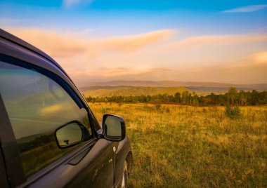 Bir off-road yolcusu sonbahar Karpatlar 'ında seyahat eder.