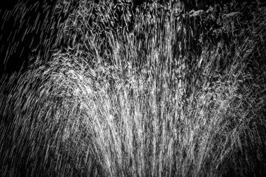 Siyah beyaz çeşmeli bir manzara.