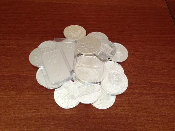 Серебряные монеты — стоковое фото