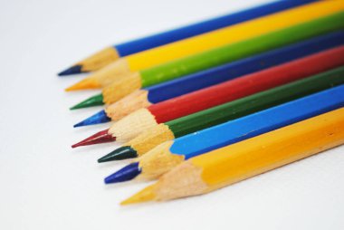 Keskinleştirilmiş renkli kalemler.