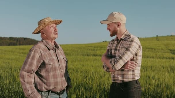 Dos Granjeros Están Lado Del Campo Hablando Están Sonriendo Agitando — Vídeo de stock