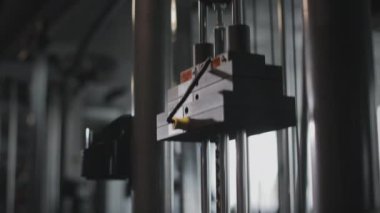 Sporcu en üst bloğu çekiyor. Ağırlık aşağı yukarı hareket ediyor. Spor salonunda antrenman. 4K