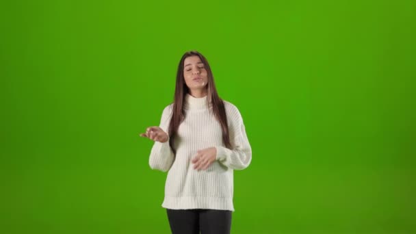 Mujer confiada hablando y haciendo gestos sobre fondo verde — Vídeo de stock