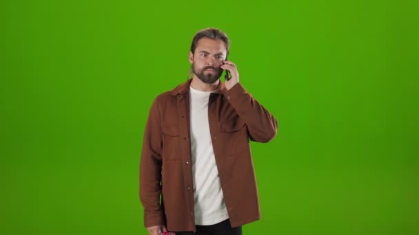 Furious man yelling in loudspeaker during mobile call — Vídeo de stock