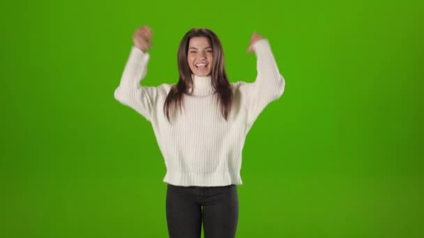 Mujer saltando y haciendo gestos de felicidad en el estudio — Vídeo de stock