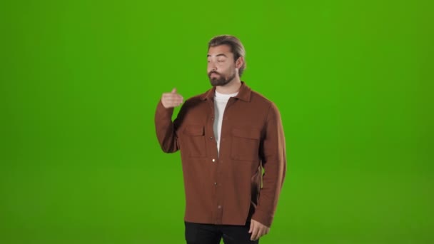Homem barbudo feliz apontando na palma aberta no estúdio — Vídeo de Stock