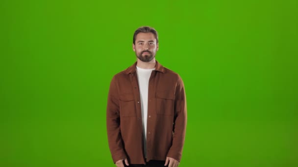 Caucasian man sending air kiss over green background — Αρχείο Βίντεο