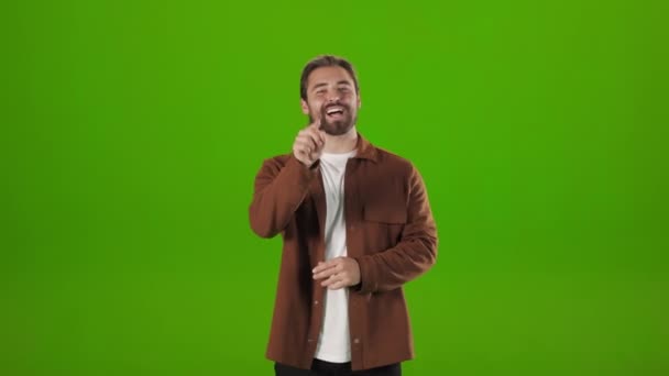 Homem confiante falando e gesticulando sobre fundo verde — Vídeo de Stock