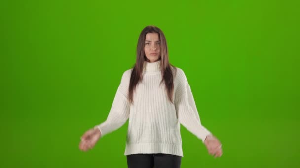 Dunkelhaarige Frau gestikuliert mit den Händen, um Nein zu sagen — Stockvideo