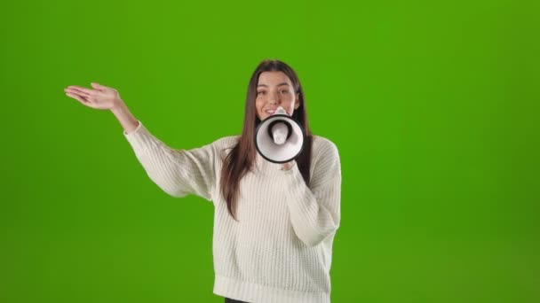 Жінка використовує мегафон для оголошення або реклами — стокове відео