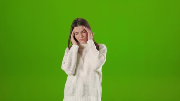 Frau mit Migräne vor grünem Hintergrund — Stockvideo