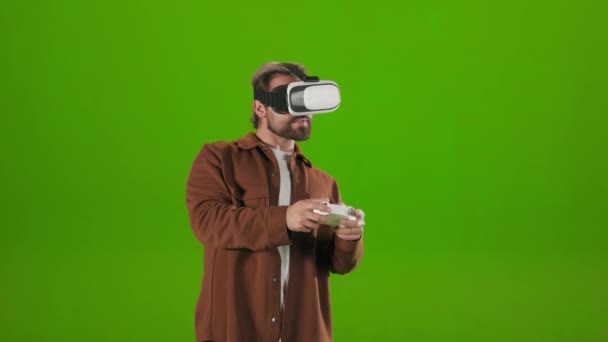 Man playing games with joystick and VR headset — Αρχείο Βίντεο